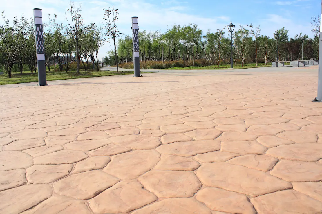 Zone de repos d'une université avec sol en béton imprimé à Villeneuve-sur-Lot